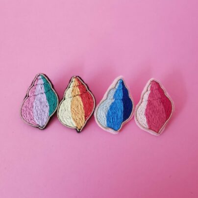 Broche brodée coquillages