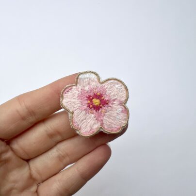 Broche brodée fleur de cerisier sakura