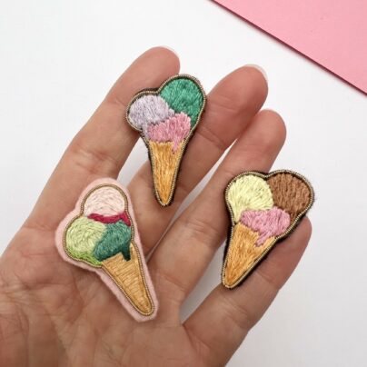 Broche brodée glace