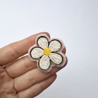 Broche brodée marguerite