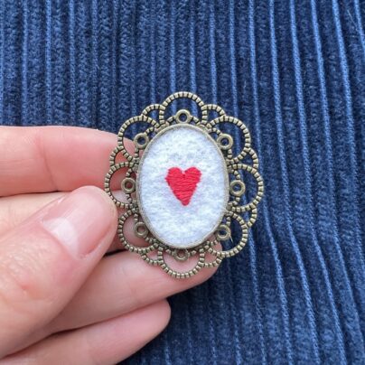 Broche brodée ~ Petit coeur – Image 4