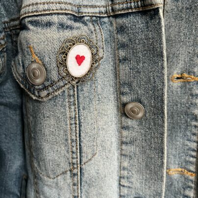 Broche brodée ~ Petit coeur – Image 3
