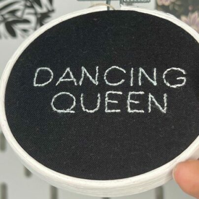 Tambour décoratif ~ Broderie Dancing Queen – Image 3