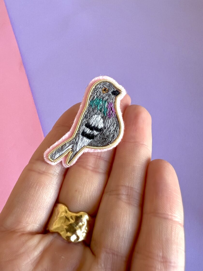 broche pigeon brodée à la main