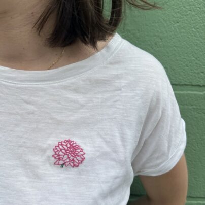 Kit de broderie fleurs d'été - t-shirt brodé dalhia