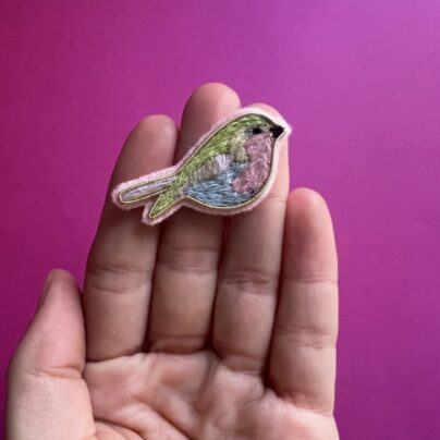 Broche oiseau pastel