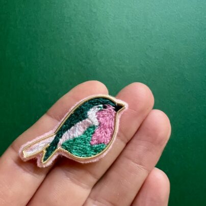 broche oiseau vert et rose