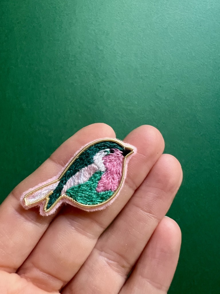 broche oiseau vert et rose