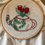 Broderie participant atelier broderie théière fleurie