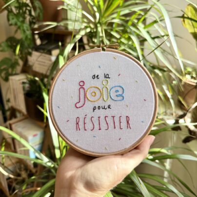 Tambour brodé De la joie pour résister